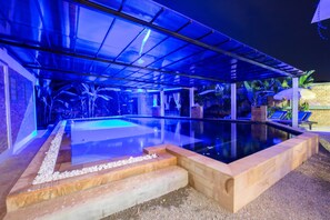 Outdoor pool, pool umbrellas - Kasima Villas (Siem Reap)