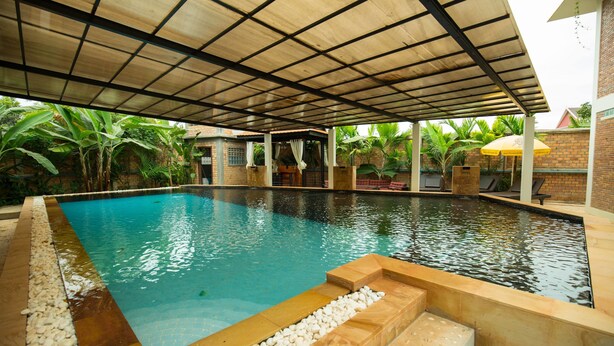 Outdoor pool, pool umbrellas - Kasima Villas (Siem Reap)