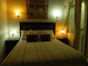 Doppia Standard, 1 letto matrimoniale, non fumatori | Una scrivania, Wi-Fi gratuito, lenzuola