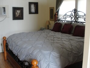 1 chambre, lit avec matelas à plateau-coussin, fer et planche à repasser