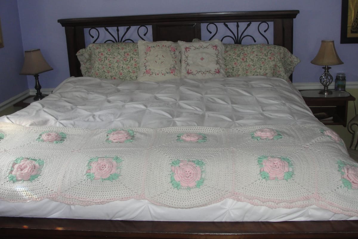 Apple Blossom Cottage | 1 bedroom, pillowtop beds, iron/ironing board, free rollaway beds