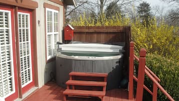 Jetted bathtub