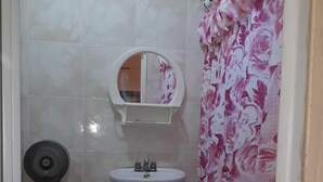 Standard Twin Room, 2 Twin Beds | Bathroom | Shower, free toiletries, towels - Hotel Mary Federal (Pedernales)