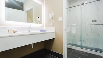 Ilmaiset hygieniatuotteet, hiustenkuivaaja, pyyhkeet