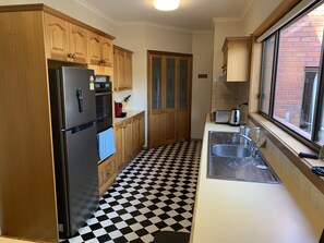 House, 3 Bedrooms, 2 Bathrooms | Private kitchen