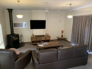 Smart TV, Netflix, DVD player - Chateau N Ville (Flora Hill)