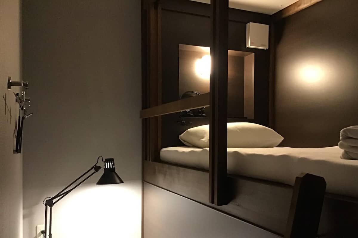 女性専用カプセル TypeA 上段 共用バスルーム(10AM-3PMは滞在禁止) 禁煙 | WiFi (無料)、ベッドシーツ