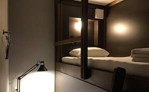 Kamer, alleen vrouwen, niet-roken (Upper Capsule A, must vacate 10AM-3PM) | Gratis wifi, beddengoed