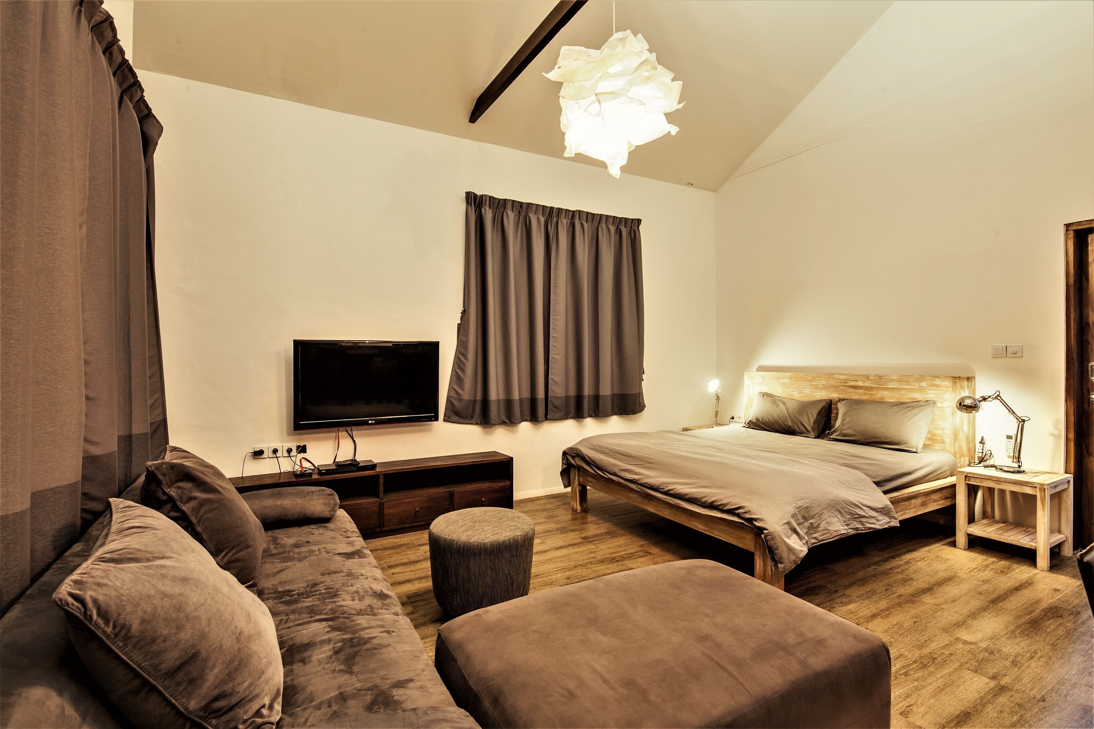 Luxury Nomad studio❤7" BEACH❤20MBps WIFI❤Parking❤Daily HK