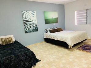 4 室のベッドルーム、WiFi (無料)、ベッドシーツ