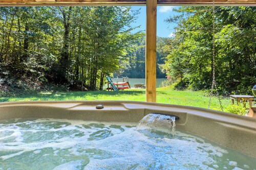 Lakefront on Mirror Lake, Kayaks, Hot Tub - 4 LUCKY DUCKS by Carolina Properties