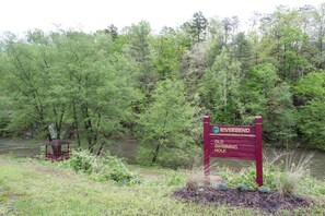 Un panneau indiquant l’emplacement de l’ancien lieu de baignade de Riverbend.