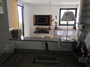 ثلاجة، فرن، موقد طهي مسطح، مستلزمات طهي/أطباق/أوعية