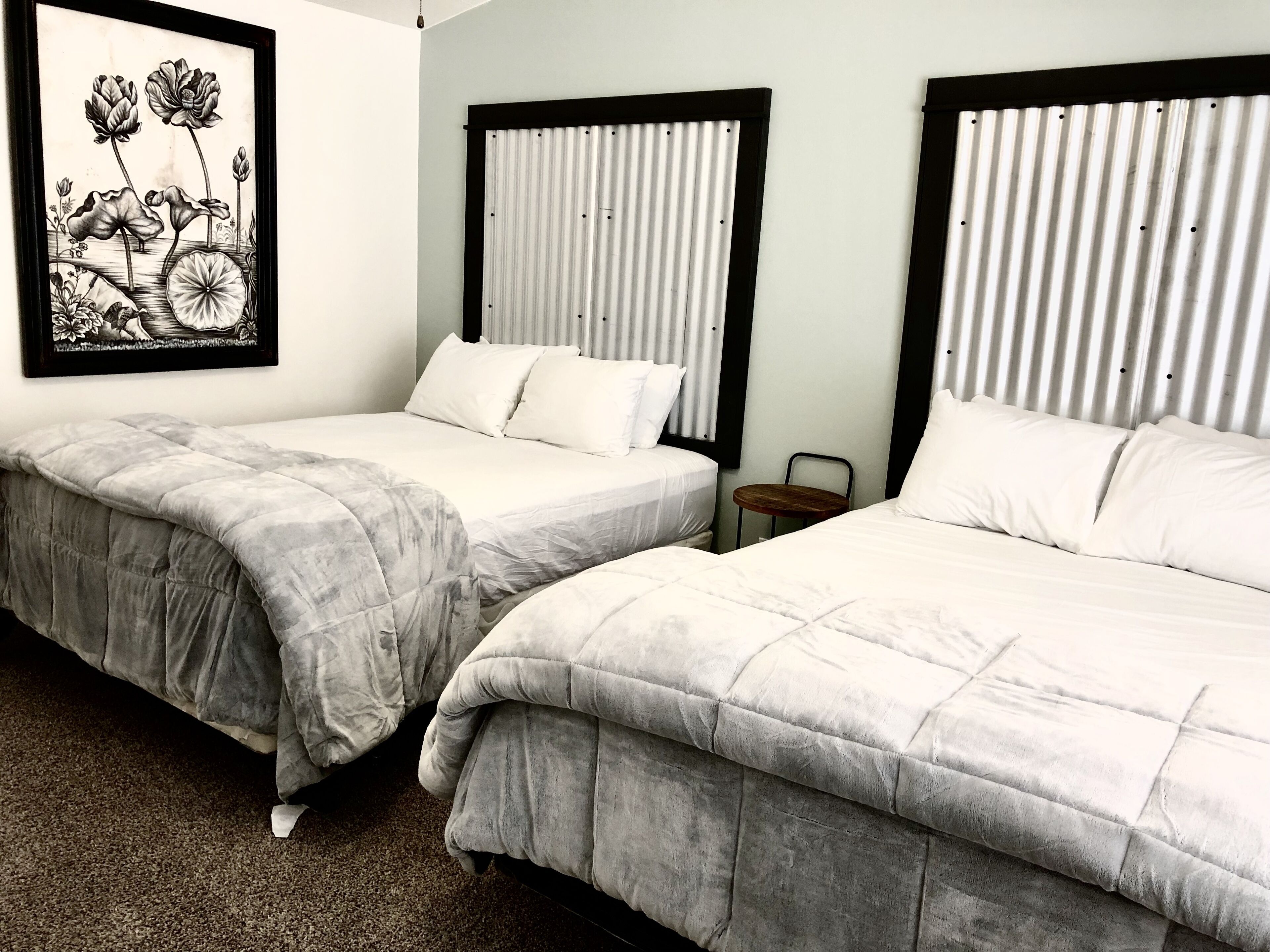 *New, stunning retreat, sleeps 8. Hot Tub, wedding/event barn next door*