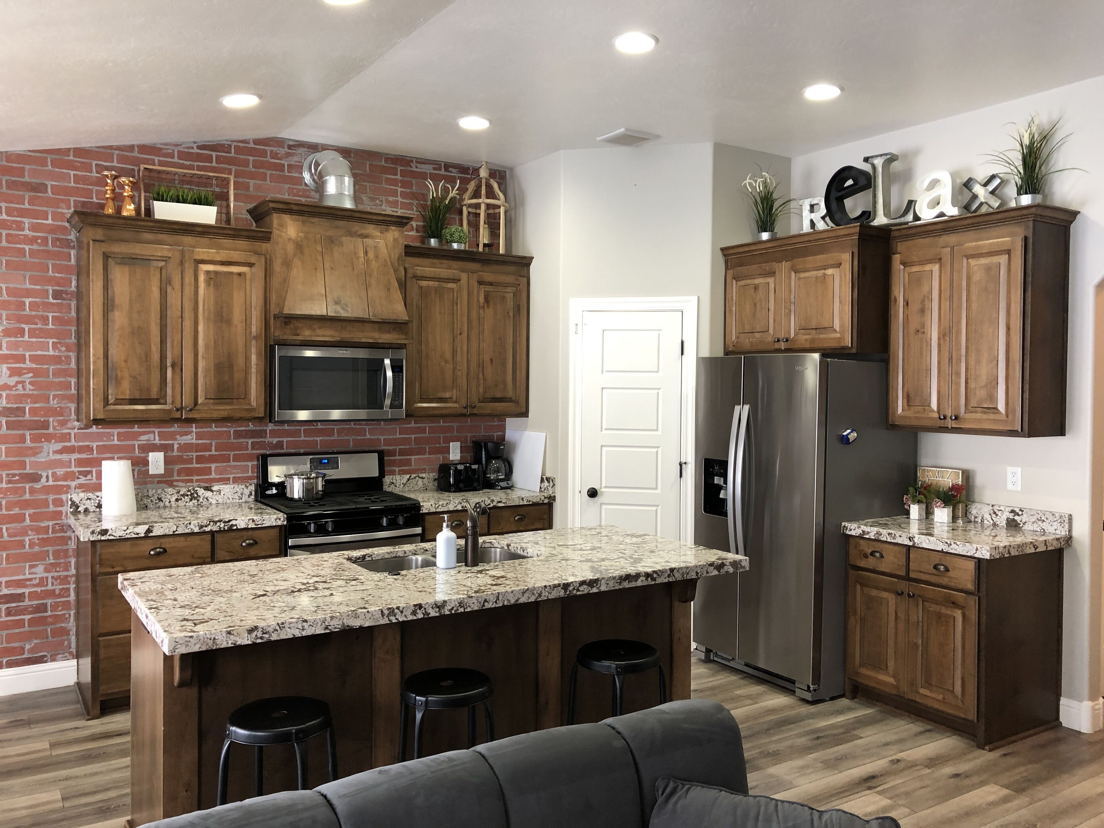 *New, stunning retreat, sleeps 8. Hot Tub, wedding/event barn next door*