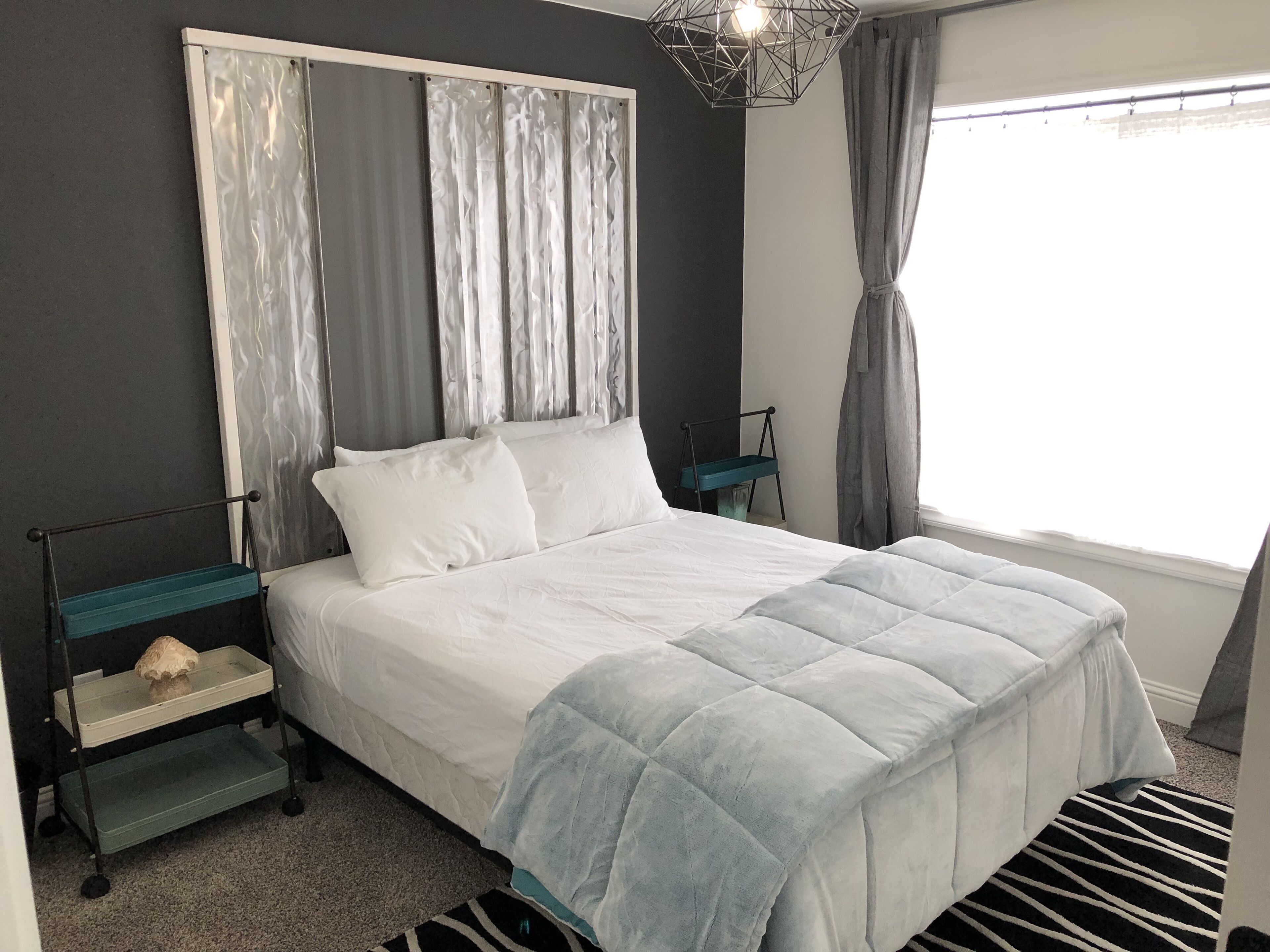 *New, stunning retreat, sleeps 8. Hot Tub, wedding/event barn next door*