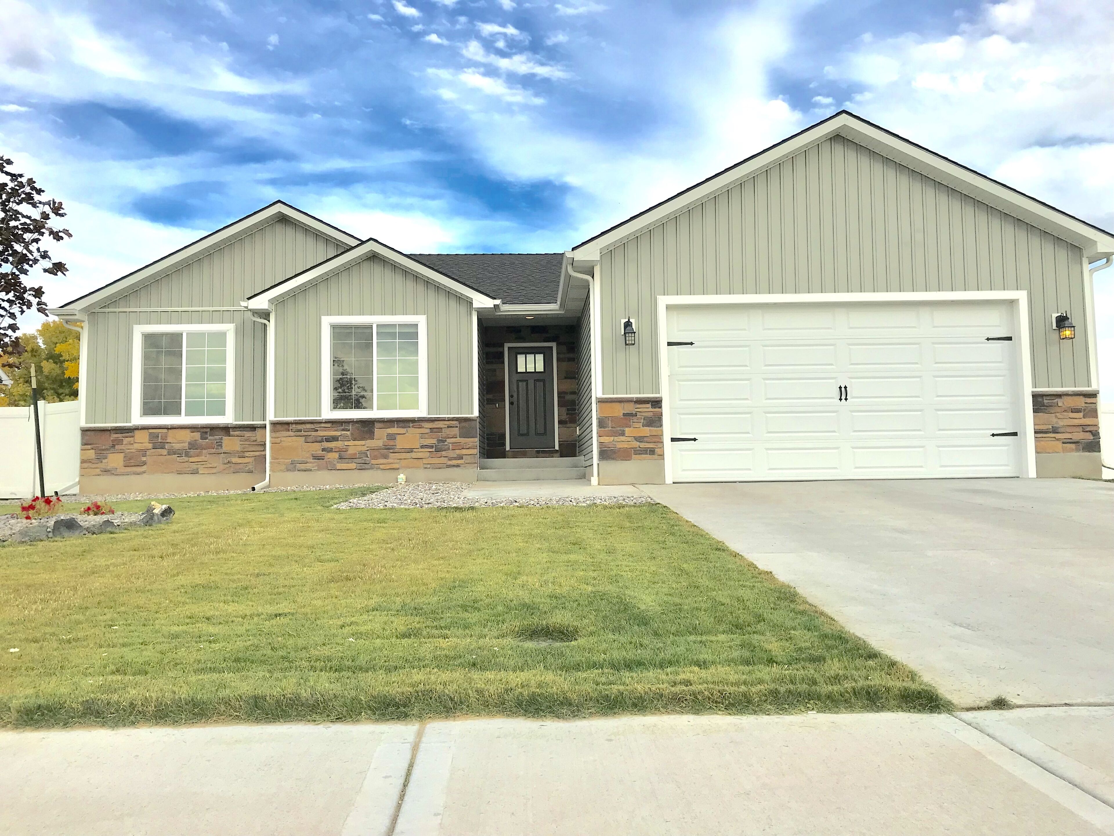 *New, stunning retreat, sleeps 8. Hot Tub, wedding/event barn next door*