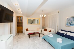 TV - Xenia Elegant and Spacious Appartment (Rethymno)
