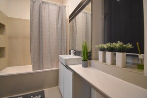 Hair dryer, towels - Beautiful Opera 3 bedroom /3 ensuite bathrooms  (Budapest)