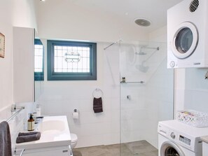 Combined shower/tub, hair dryer, towels, soap - Ada Cottage - Warburton, Yarra Valley (Warburton)