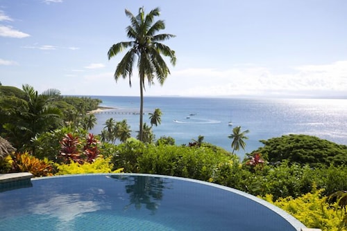 Beachfront Villa - Private Infinity Pool, Spectacular Views, with Starlink.