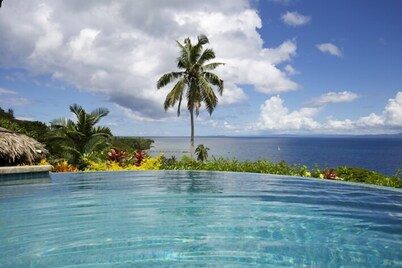 Beachfront Villa - Private Infinity Pool, Spectacular Views