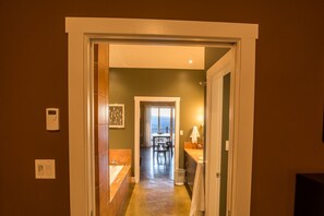 2 Schlafzimmer, Schreibtisch, Bügeleisen/Bügelbrett, Reisekinderbett