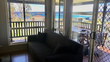 Una Smart TV, un reproductor de DVD, una videoteca