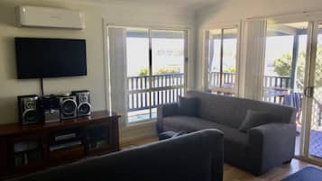 Älytelevisio, DVD-soitin, videokirjasto, stereot