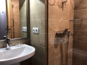 Secadora de cabello, toallas, papel de baño 