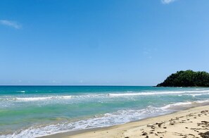 Beach nearby, sun loungers, beach towels
