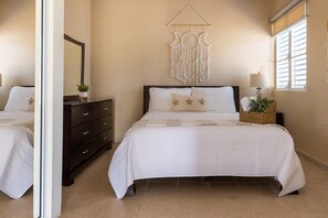 4 bedrooms, iron/ironing board, WiFi, bed sheets - Breathtaking relaxing!! Easy Walk to the Beach,Very Private Pool Setting (PUNTA SANTIAGO)
