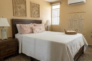 4 bedrooms, iron/ironing board, WiFi, bed sheets