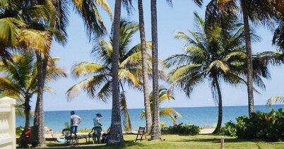 Breathtaking relaxing!! Easy Walk to the Beach,Very Private Pool Setting