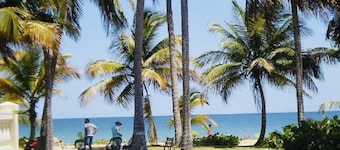 Breathtaking relaxing!! Easy Walk to the Beach,Very Private Pool Setting