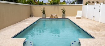 Breathtaking relaxing!! Easy Walk to the Beach,Very Private Pool Setting