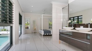 4 bedrooms, iron/ironing board, WiFi, bed sheets