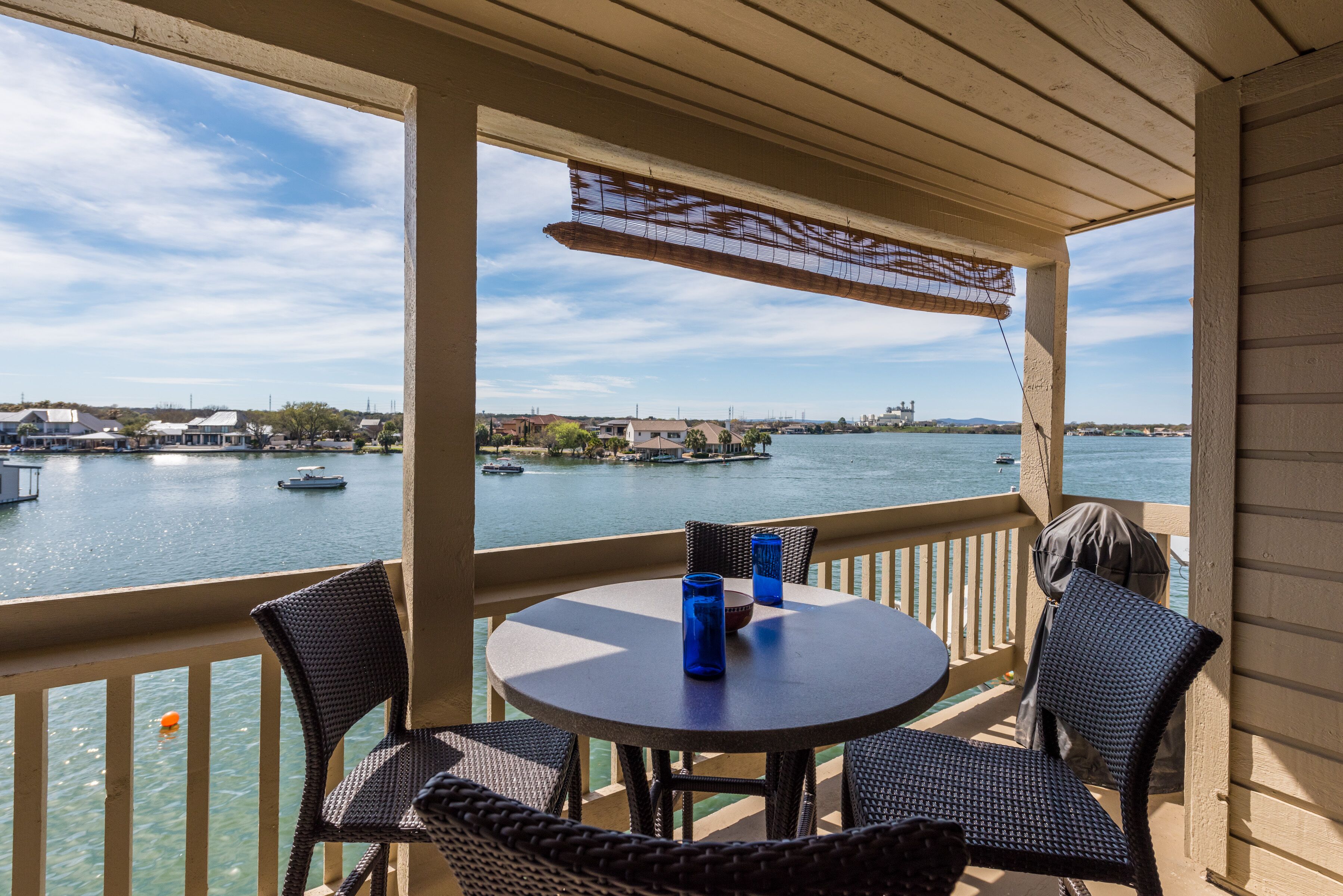Completely renovated condo with best sunset views on the lake!