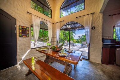 Villa Mono Titi - Luxury Renovated 4 Bedroom Home in Manuel Antonio