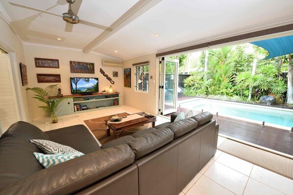 Fernseher, Bücher, Stereoanlage