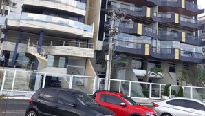 Un edificio a più piani con facciata curva, balconi e una scala a chiocciola.