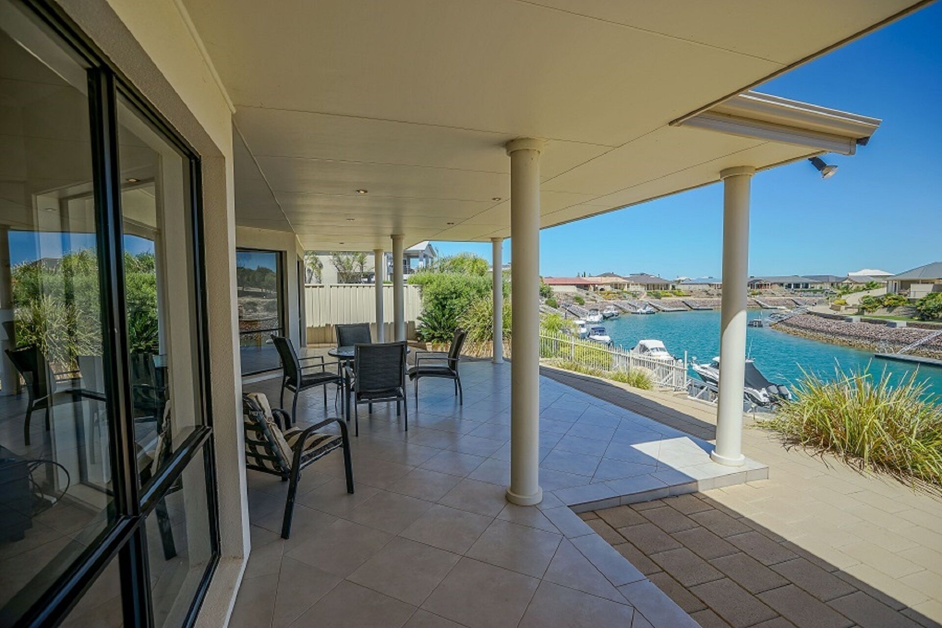 Beautiful marina property with own pontoon — image 4