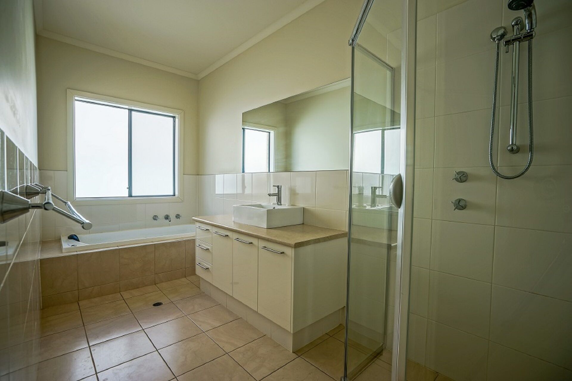 Beautiful marina property with own pontoon — image 5