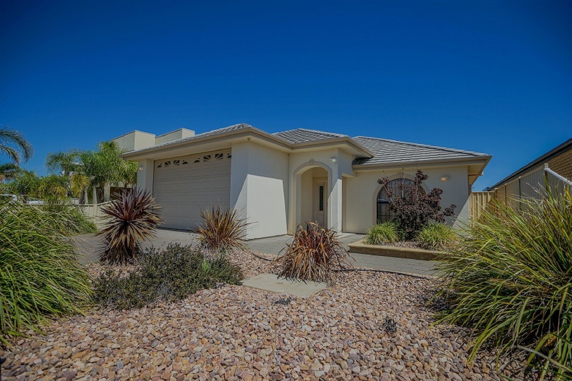 Beautiful marina property with own pontoon — image 27