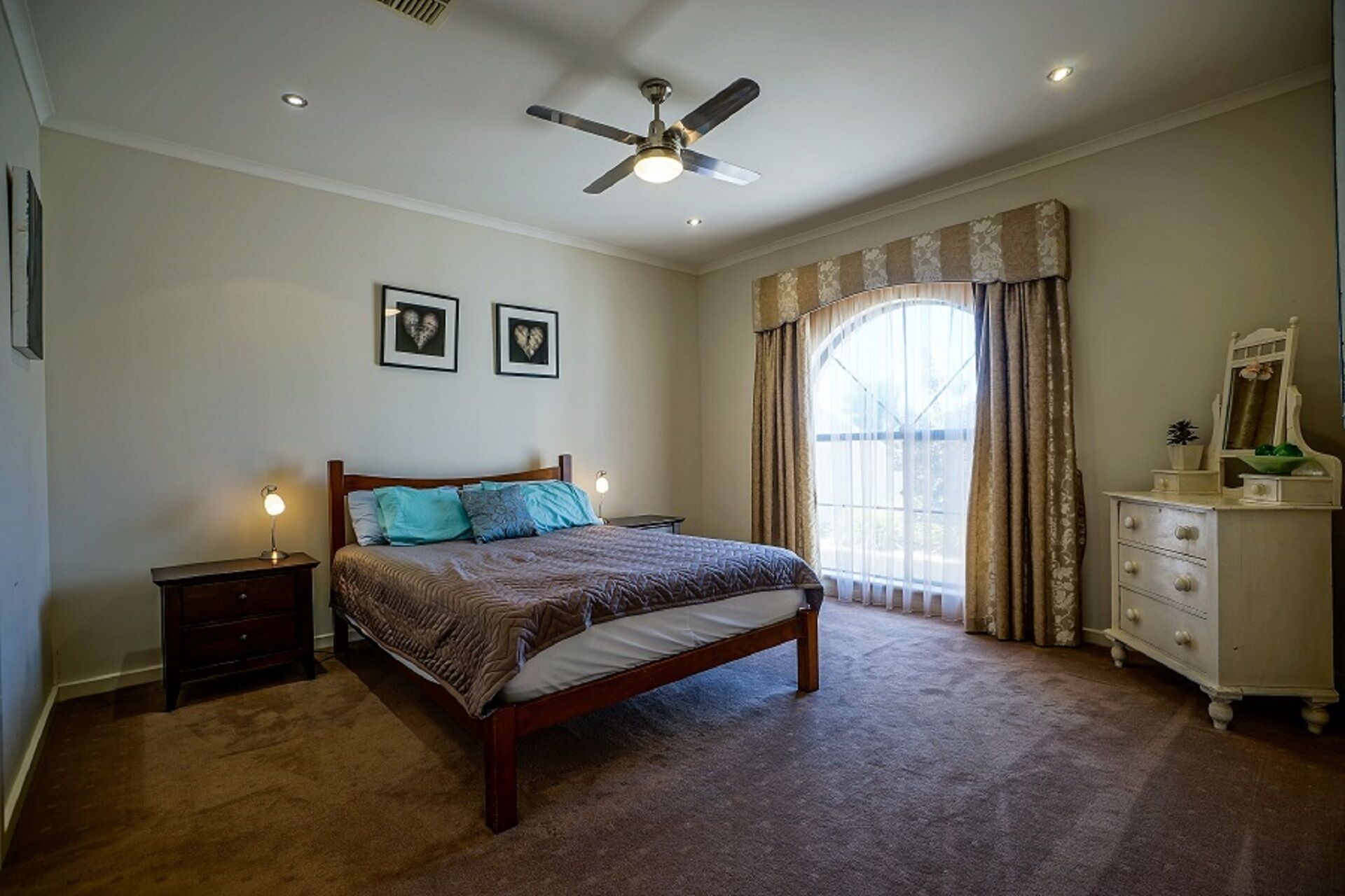 Beautiful marina property with own pontoon — image 8