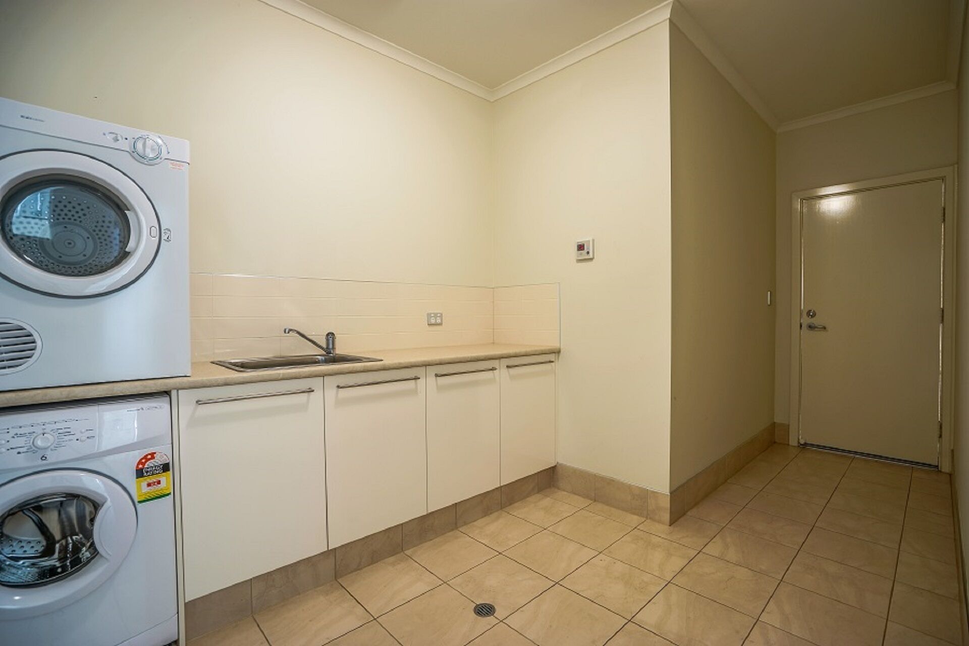 Beautiful marina property with own pontoon — image 15