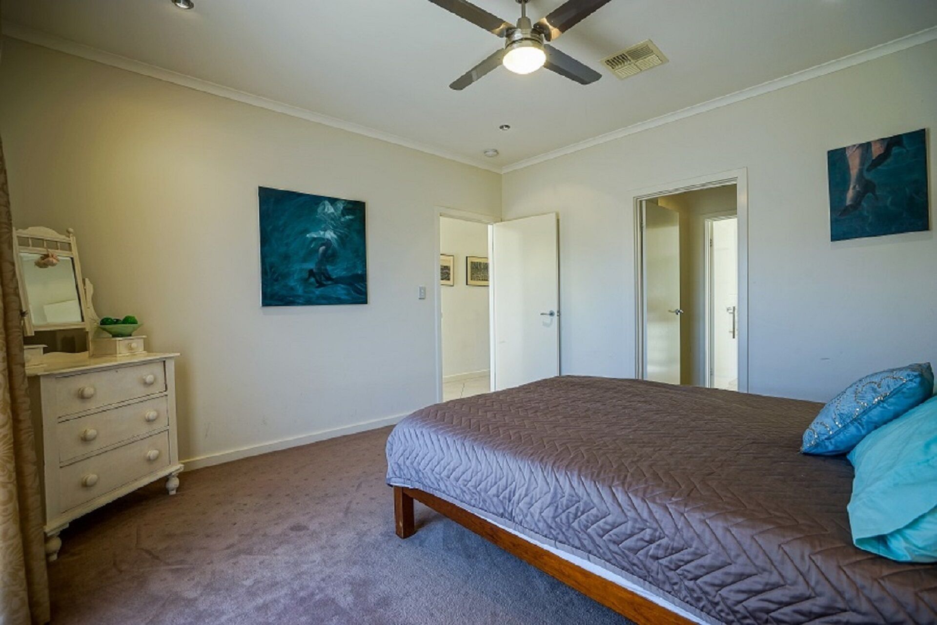 Beautiful marina property with own pontoon — image 7