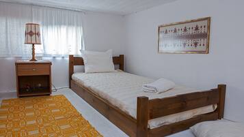 2 bedrooms, iron/ironing board, free WiFi, bed sheets