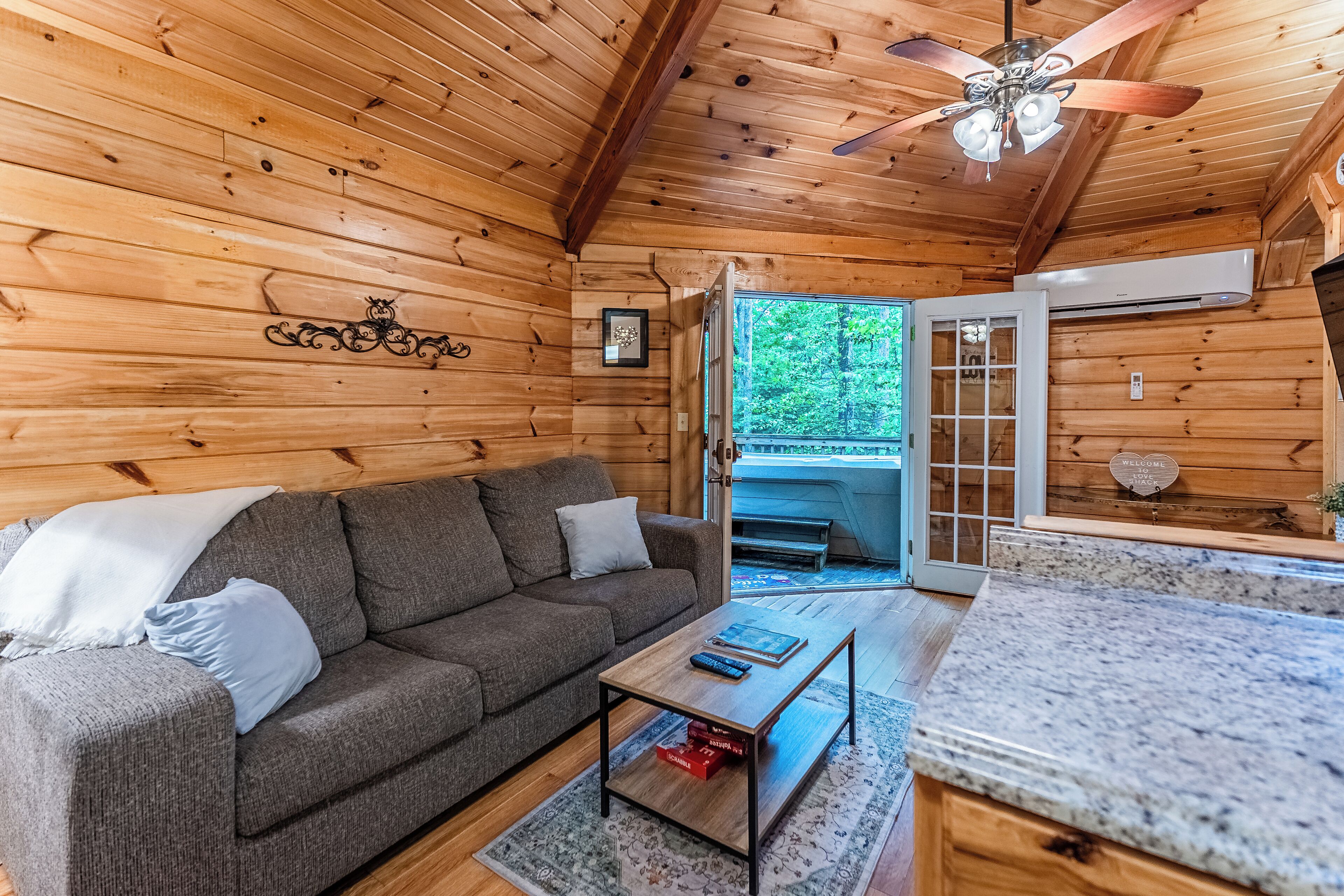 Tv, eldstad, dvd-spelare och en stereo