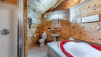 Tina con regadera, secadora de cabello, toallas, jabón